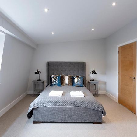 Immaculate Central Windsor Town House With Parking Экстерьер фото