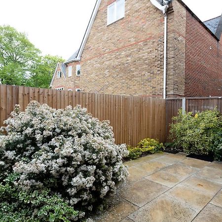 Immaculate Central Windsor Town House With Parking Экстерьер фото