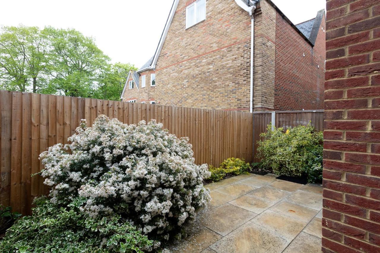 Immaculate Central Windsor Town House With Parking Экстерьер фото