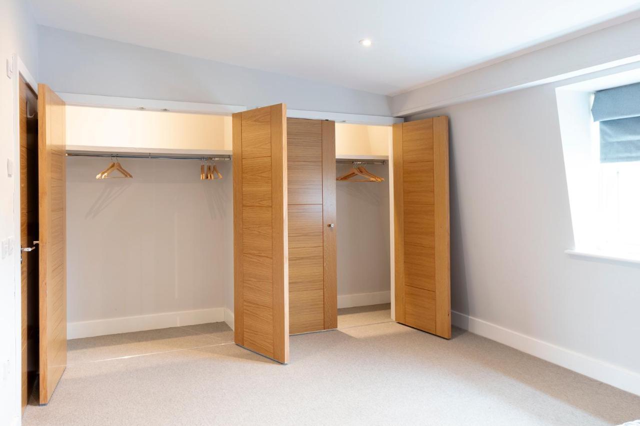 Immaculate Central Windsor Town House With Parking Экстерьер фото