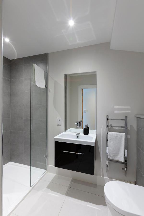 Immaculate Central Windsor Town House With Parking Экстерьер фото