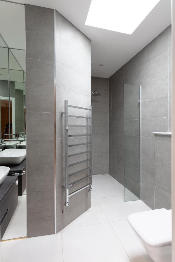 Immaculate Central Windsor Town House With Parking Экстерьер фото