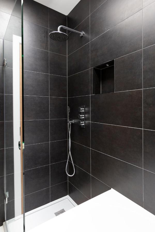 Immaculate Central Windsor Town House With Parking Экстерьер фото