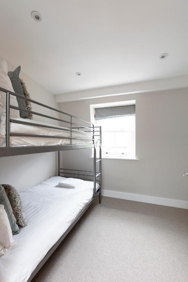Immaculate Central Windsor Town House With Parking Экстерьер фото