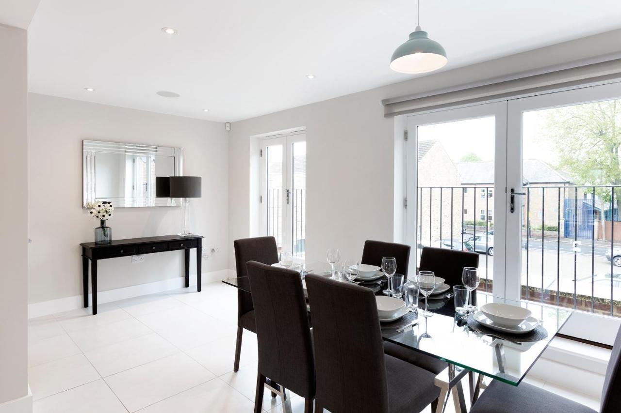Immaculate Central Windsor Town House With Parking Экстерьер фото