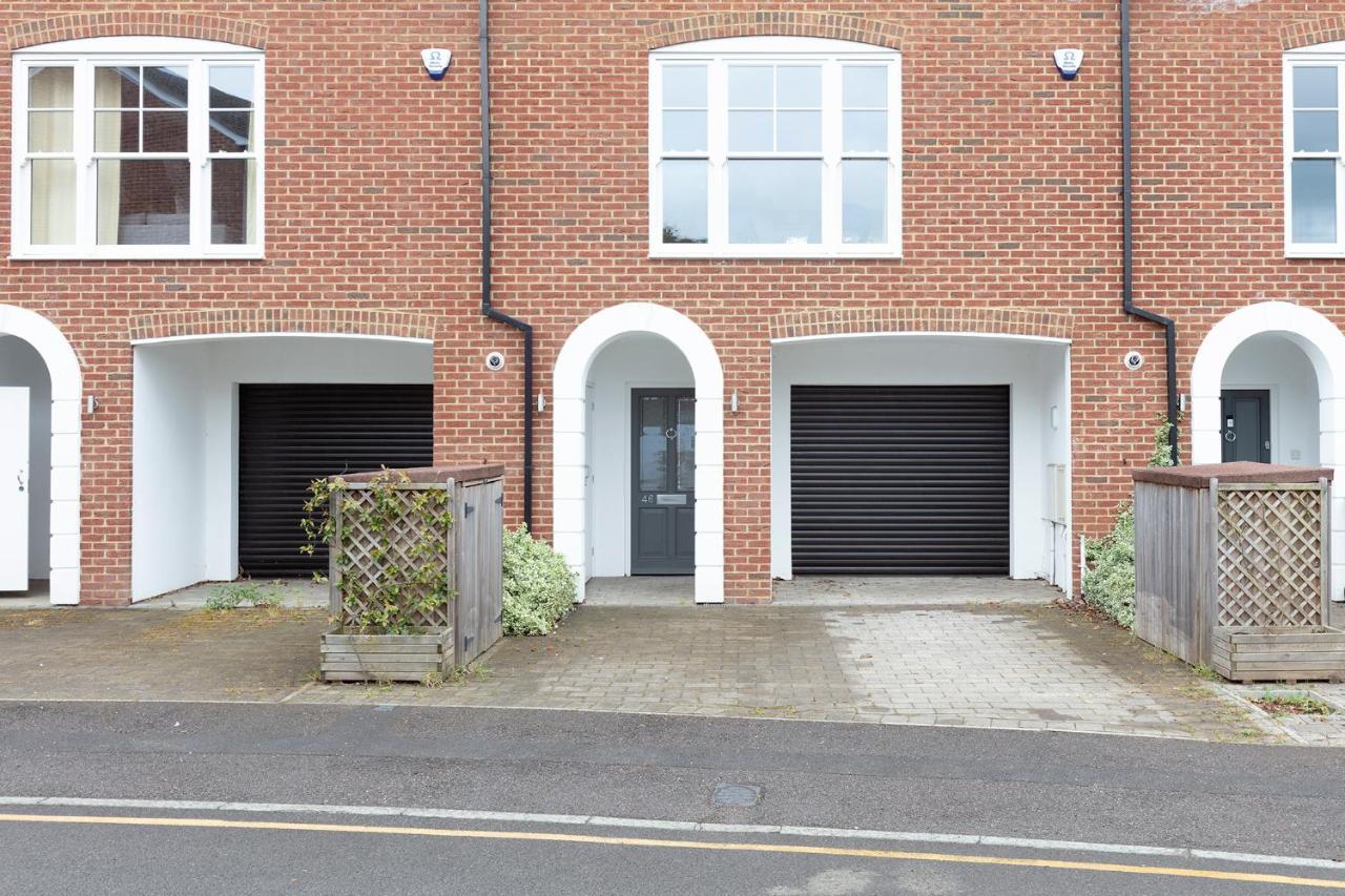 Immaculate Central Windsor Town House With Parking Экстерьер фото