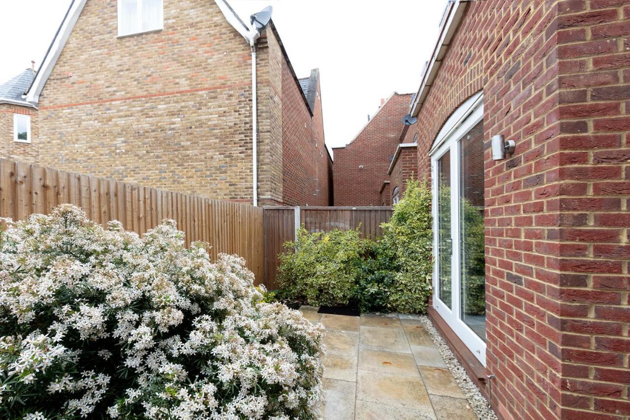 Immaculate Central Windsor Town House With Parking Экстерьер фото