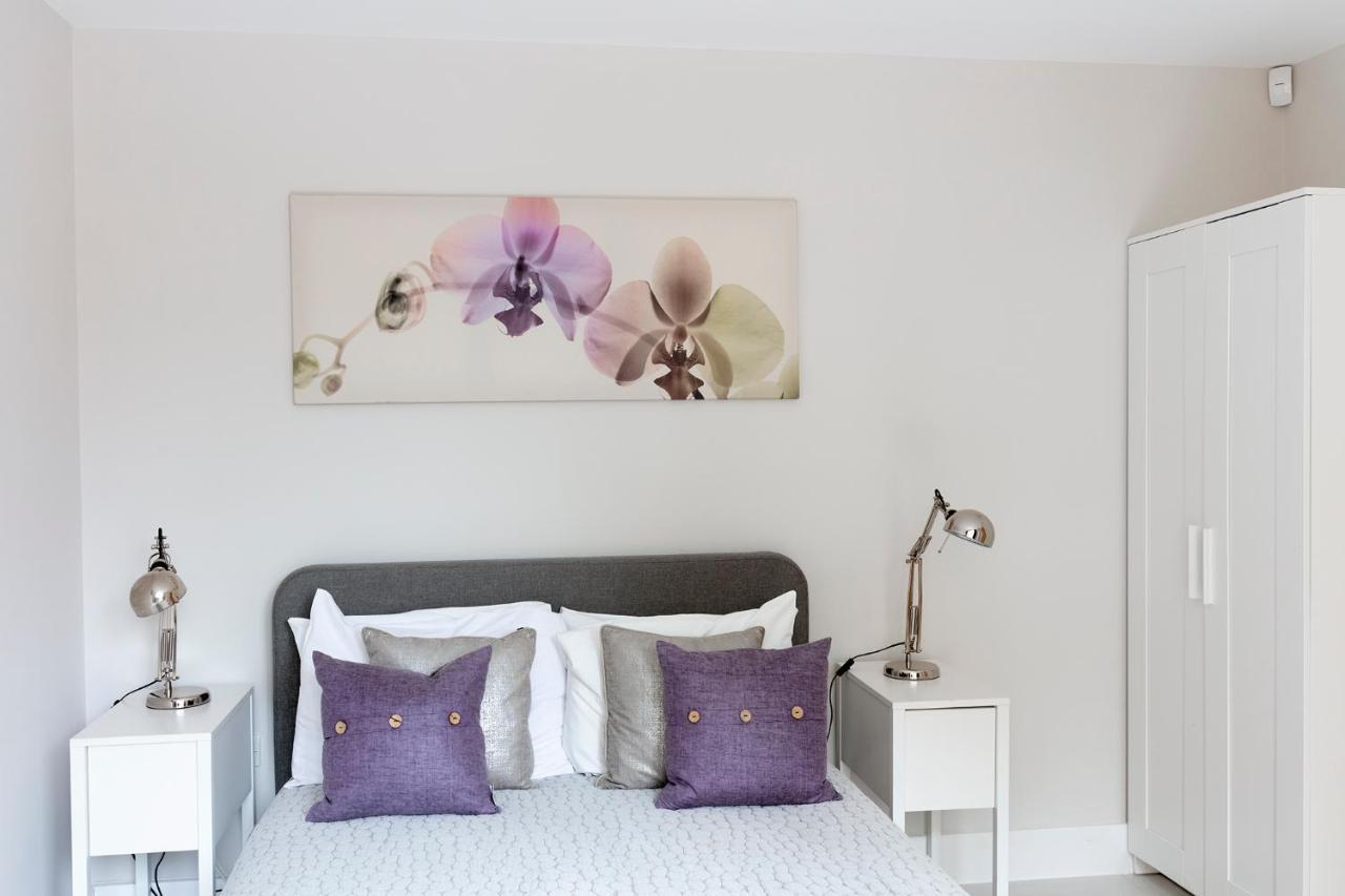 Immaculate Central Windsor Town House With Parking Экстерьер фото
