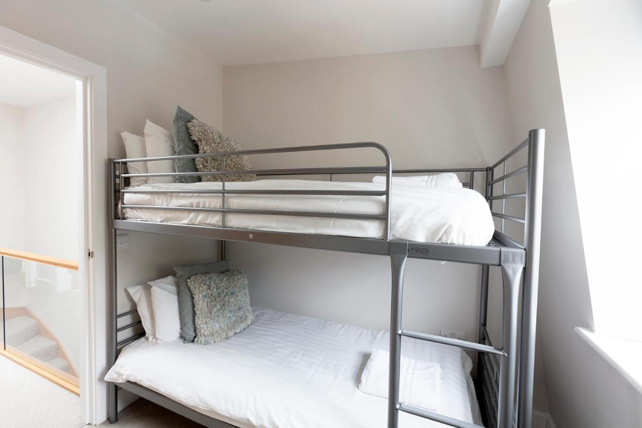 Immaculate Central Windsor Town House With Parking Экстерьер фото
