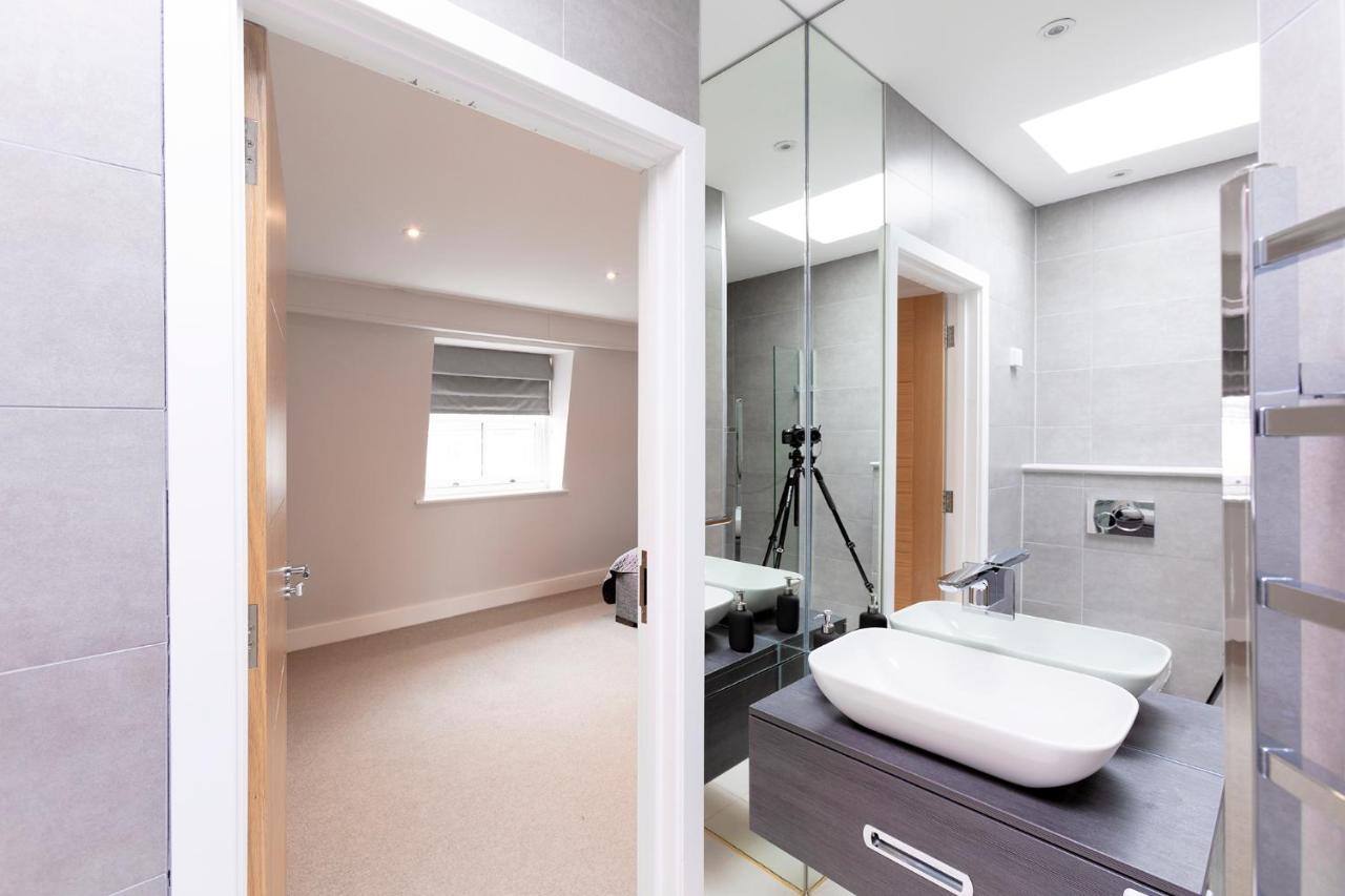 Immaculate Central Windsor Town House With Parking Экстерьер фото