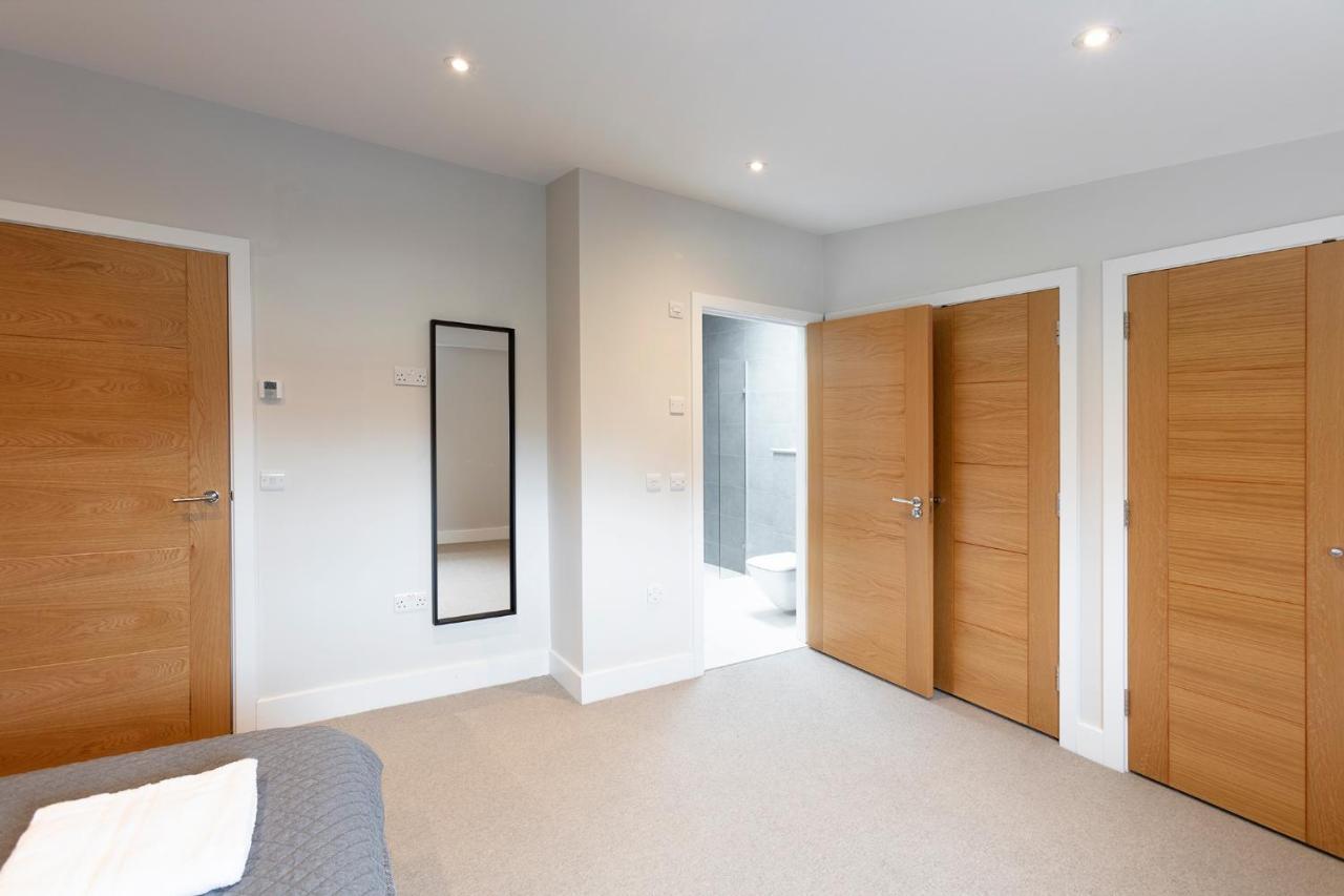 Immaculate Central Windsor Town House With Parking Экстерьер фото
