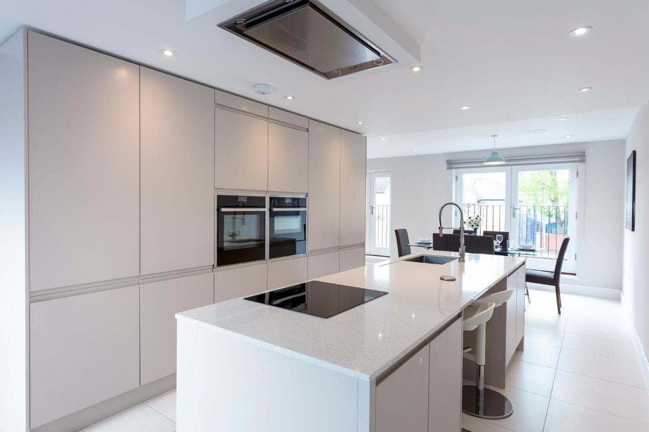 Immaculate Central Windsor Town House With Parking Экстерьер фото